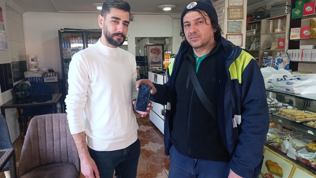 Parkta temizlik yaparken bulduğu 80 bin TL'lik cep telefonunun sahibini, astığı yazı ile buldu