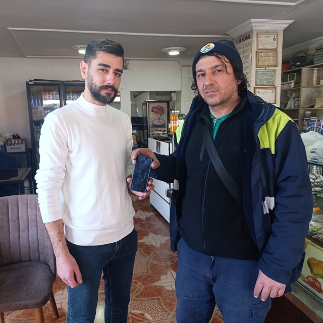 Parkta temizlik yaparken bulduğu 80 bin TL'lik cep telefonunun sahibini, as...
