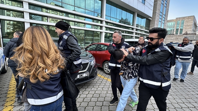 Samsun'da bir kişinin araçta bıçak ve satırla öldürülmesine ilişkin 3 şüpheli adliyede