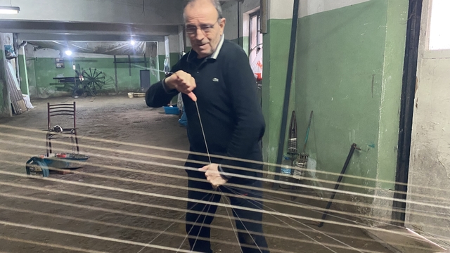 Cumhurbaşkanı Erdoğan ödüllendirmişti...680 yıllık mesleğin son temsilcisi
680 yıllık devdâhlığın son temsilcisi Ertuğrul Şengünalp 53 yıldır ipeğin peşine koşuyor
Bursa'da devdah ustası Şengünalp her gün tezgah önünde kilometrelerce koşarak ipek üretiyor
Cumhurbaşkanından ödül alan Bursalı usta, ipeğin peşinde 53 yıldır aynı tezgâhta koşuyor