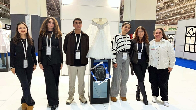 Liseliler, ipek kozasından tasarladıkları gelinlikleri IF Wedding Fashion İzmir'de sergiledi