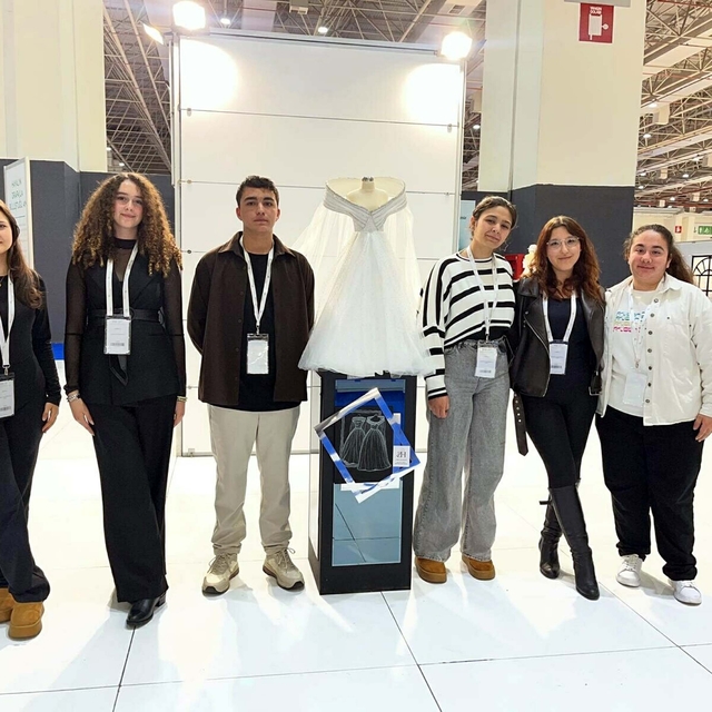 Liseliler, ipek kozasından tasarladıkları gelinlikleri IF Wedding Fashion İ...