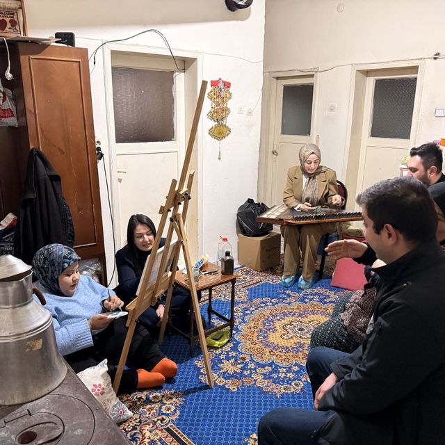 Tokat Belediyesi evde bakım hizmetinde resim dersi ve canlı müzik dinletisi...