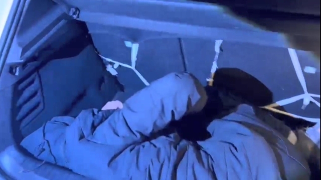 Kars'ta araçların bagajında 2 düzensiz göçmen yakalandı, 3 organizatör gözaltına alındı