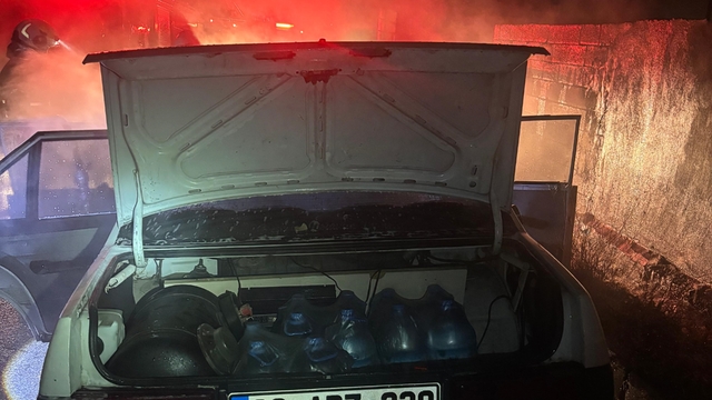 Isparta'da seyir halindeki Fiat Tofaş otomobil alev aldı