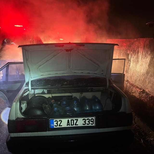 Isparta'da seyir halindeki Fiat Tofaş otomobil alev aldı