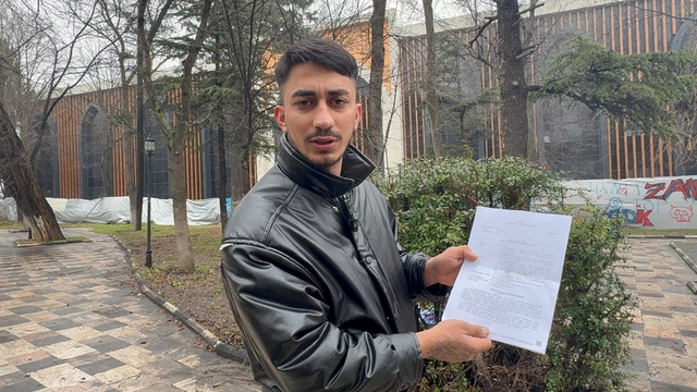 Kredi vaadi Kütahyalı gencin hayatını kararttı
Bir seramik fabrikasında işçi olarak çalışan Uğur Çınaroğlu:
"Kimlik bilgilerimle açılan hesap üzerinden dolandırıldım, hakkımda çok sayıda dava açıldı, 1 yıl tutuklu kaldım"
"Sosyal medya üzerinden linklere tıklamayın, para ve kredi vaatlerine inanmayın"