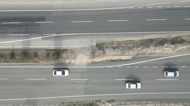 Kahramanmaraş'ta depremde 7 metre kayan yol dikkat çekiyor