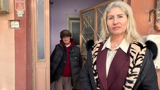 Eskişehirli muhtardan örnek davranış
Annesi ölünce evsiz kalan engelli vatandaşın önce vasiliğini aldı, 6 ay uğraşıp yeni ev için 1 milyon 400 bin TL bütçe oluşturdu
Şarhöyük Mahalle Muhtarı Ayşe Yılmaz:
"Bir yılı aşkın süredir İzzet'in haklarını korumak ve onu bir ev sahibi yapmak için mücadele ediyoruz"
"Müteahhitten aldığımız payla birlikte yaklaşık 1 milyon 400 bin liralık bir bütçemiz oluştu"