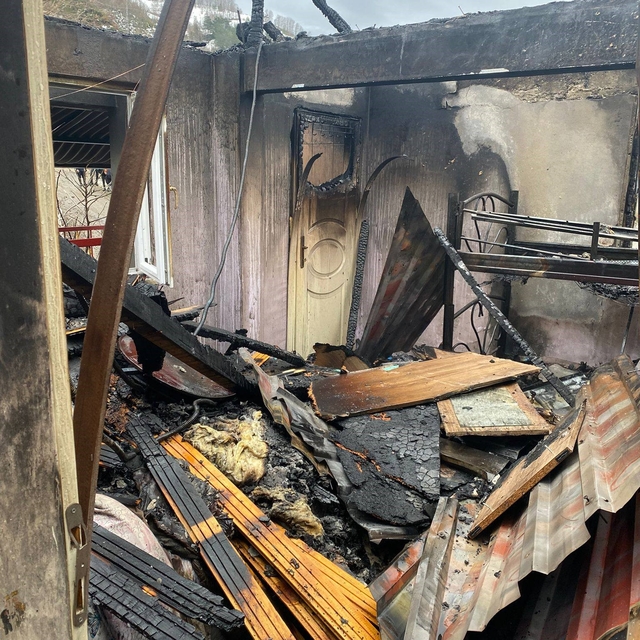 Alevlere teslim olan ev kullanılmaz hale geldi