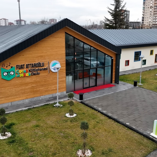Büyükşehirin çocuklara özgü kütüphanesi ve müzik okulunda eğlenceli yarıyıl...