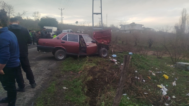 Yoldan çıkan otomobil elektrik direğine çarptı: 2 yaralı