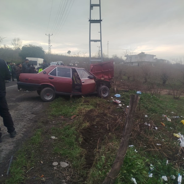 Yoldan çıkan otomobil elektrik direğine çarptı: 2 yaralı