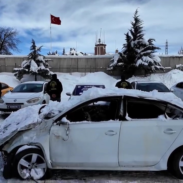 Bingöl merkezli "change" araç operasyonu: 4 tutuklama
Şüphelilere ait hesap...