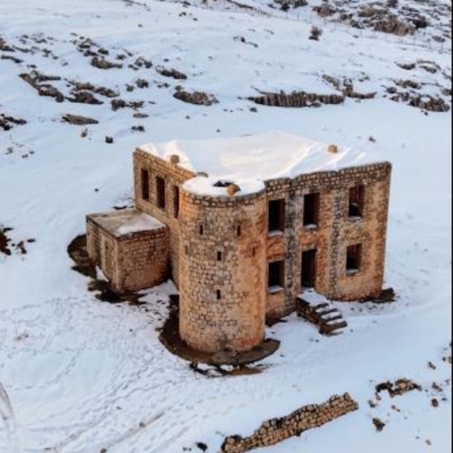 Mardin'de beyaza bürünen tarihi karakol, dronla görüntülendi