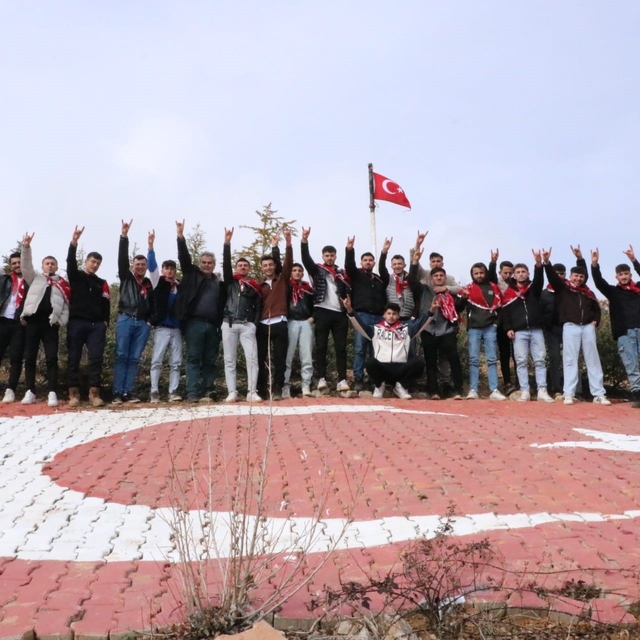 Asker adayları ilk nöbetlerini köylerindeki bu tepede tutuyor