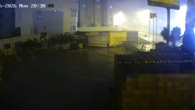 Antalya'da peş peşe hortumlar; seralar yıkıldı, çatılar uçtu (2)