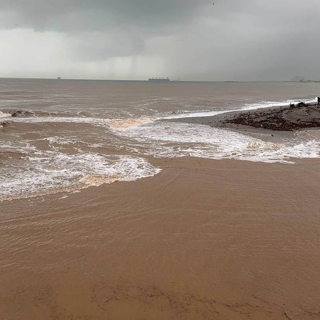 Konyaaltı Sahili'nde denizin rengi kahverengiye döndü