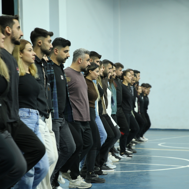 Siirt'te eğitimcilerden oluşan topluluk, kültürel değerleri halk oyunlarıyl...