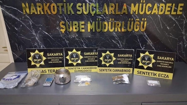 Sakarya'da 15 kilo bonzai üretilebilecek hammadde ele geçirildi
Sakarya'da 3 ilçede uyuşturucu operasyonu: 10 gözaltı