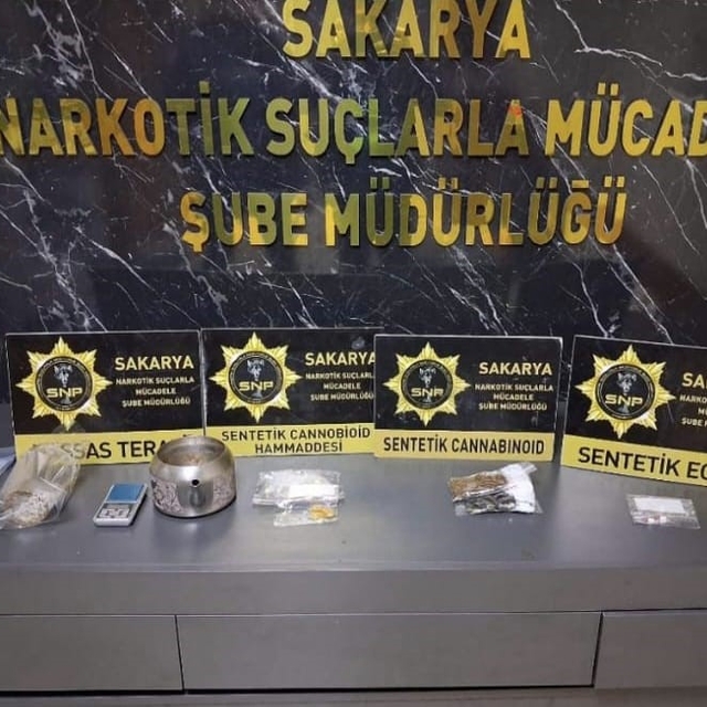 Sakarya'da 15 kilo bonzai üretilebilecek hammadde ele geçirildi
Sakarya'da...