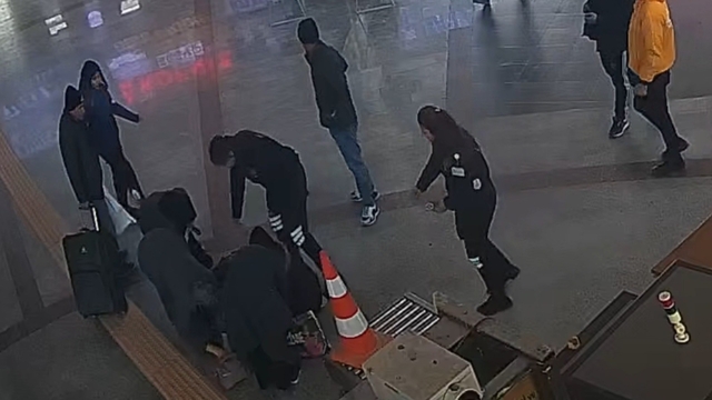 Otogarda bir anda yere yığılan kadına güvenlikten hayat kurtaran müdahale