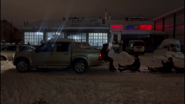 Çıraklarının isteğini geri çevirmeyen usta, karda eğlenceye ortak oldu