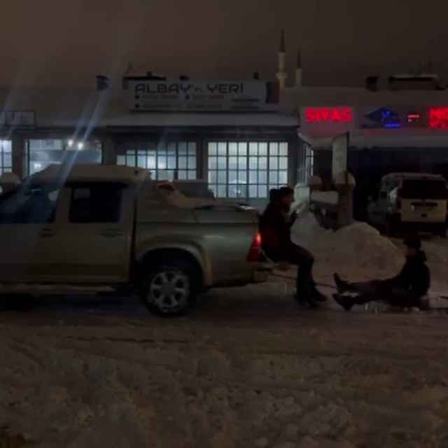 Çıraklarının isteğini geri çevirmeyen usta, karda eğlenceye ortak oldu