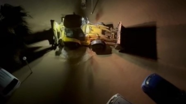 Taşan dere nedeniyle sitenin bahçesi ve araçlar su içinde kaldı