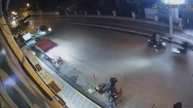 Mardin'de motosikletlerin çarpıştığı kaza güvenlik kamerasına yansıdı