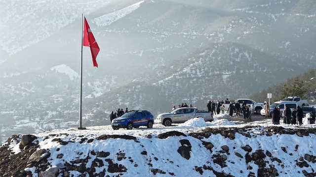 Amanos Dağları'nın eteklerindeki yıpranan Türk bayrağı değiştirildi