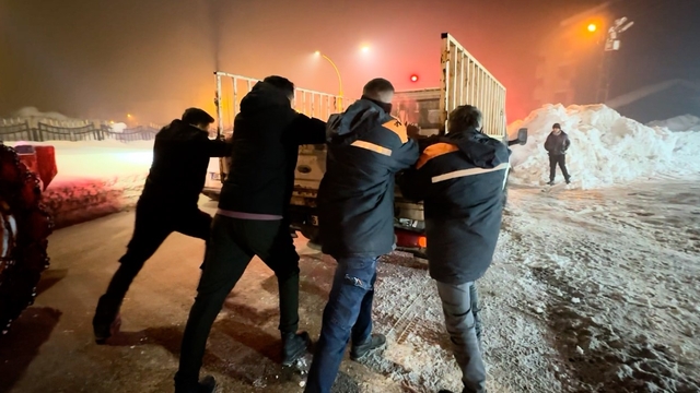 Hava sıcaklığı -25'lere düştü, araçlar arıza vermeye başladı
Yüksekova'da seyir halindeki araç soğuktan arızalandı