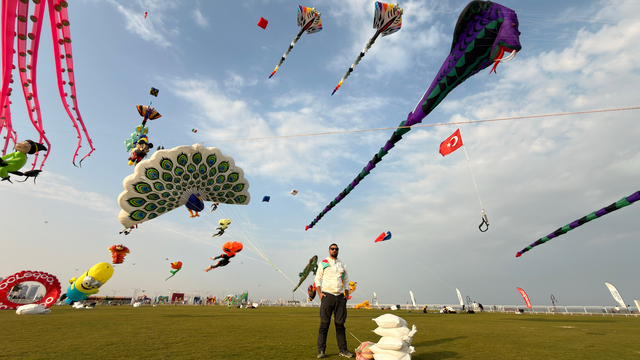 Dünya birincisi 'Tavus kuşu' uçurtmasını Katar semalarında Türk bayrağıyla uçurdu