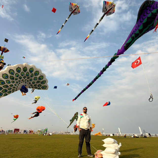 Dünya birincisi 'Tavus kuşu' uçurtmasını Katar semalarında Türk bayrağıyla...