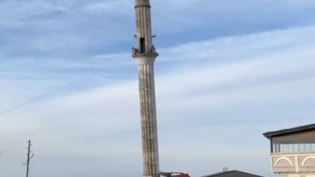 Minarenin kontrollü yıkımı kamerada
