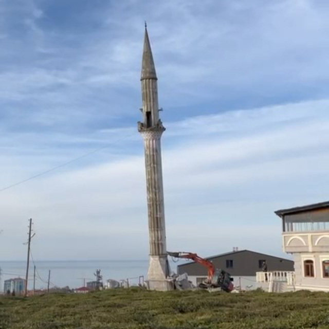 Minarenin kontrollü yıkımı kamerada