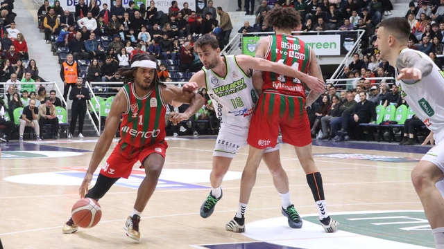 Karşıyaka potada ağır yaralı