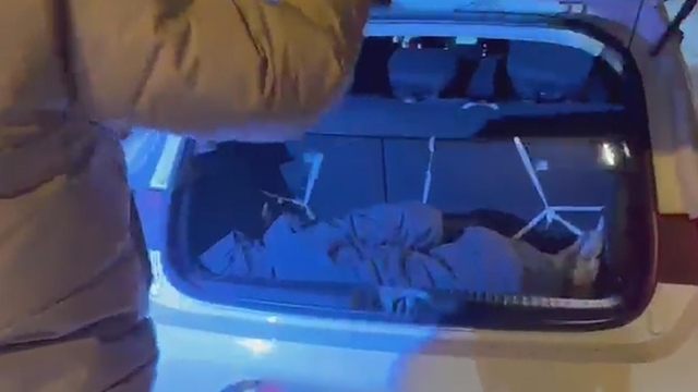 Otomobillerin bagajında 2 kaçak göçmen yakalandı