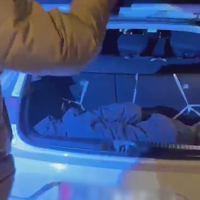 Otomobillerin bagajında 2 kaçak göçmen yakalandı