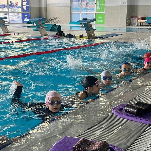 Aydınlı çocuklar yüzme öğrenip, tatilin tadını çıkarıyor