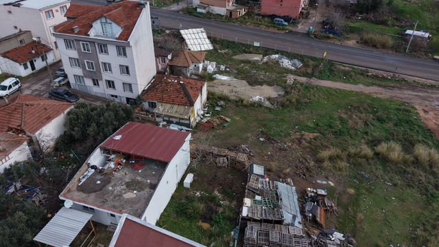 Bandırma'da fırtına, müstakil evin çatısını 60 metre uçurdu