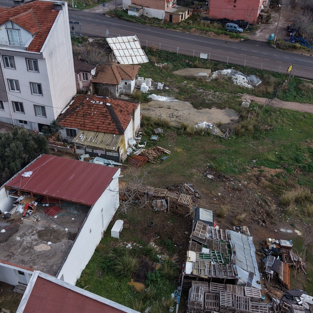 Bandırma'da fırtına, müstakil evin çatısını 60 metre uçurdu