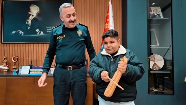 Emniyet kapılarını çocuklara açtı