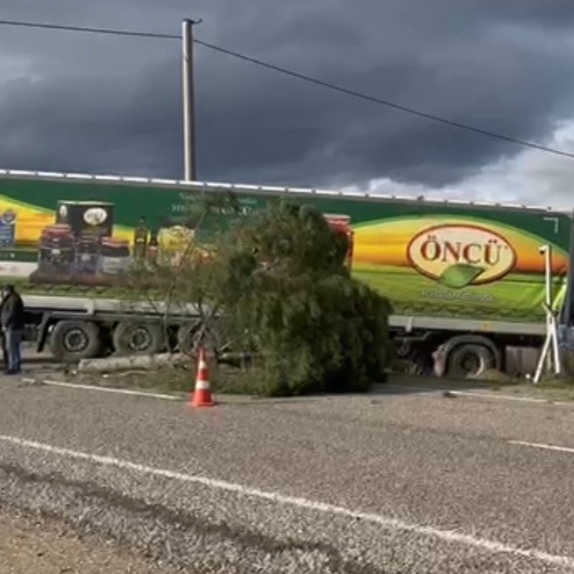 Gönen-Bandırma yolunda kontrolden çıkan tır şarampole savruldu