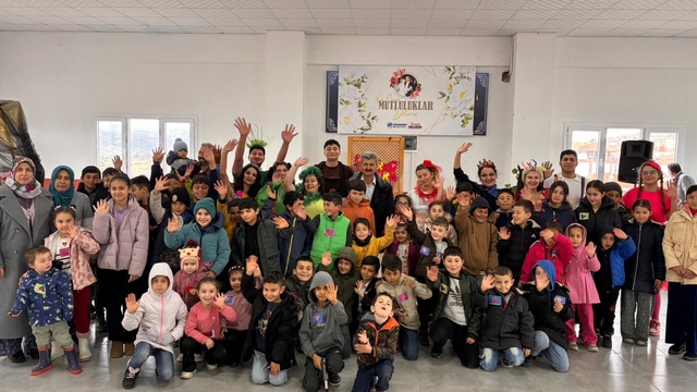 Çocuklar sağlıklı beslenmeyi tiyatroyla öğrendi