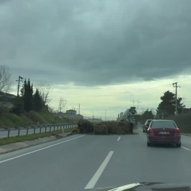 Seyir halindeki tırdan düşen saman balyaları trafiği tehlikeye attı