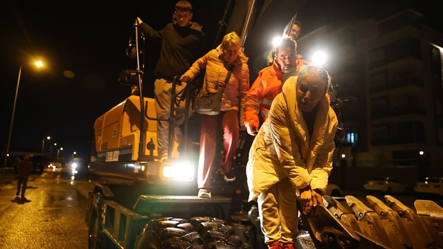 Antalya Büyükşehir Belediyesi 714 personelle hortum ve fırtınaya müdahale etti
Taşkınlarda 100 kişi Büyükşehir İtfaiyesi ve AFAD ekipleri tarafından kurtarıldı, 95 adet su baskınına müdahale edildi