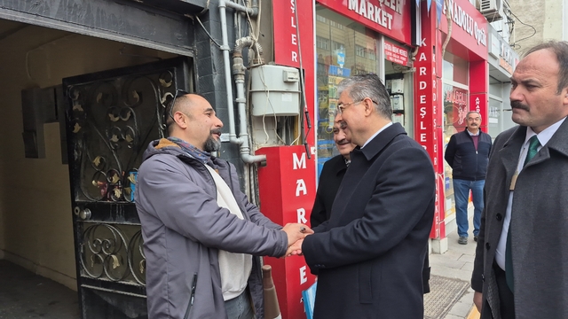 Vali Yılmaz'dan esnaf ziyareti
Eskişehir'in yeni Valisi Erdinç Yılmaz;
"Bize ihtiyaç duyan bütün hemşehrilerimize ulaşma çabamızı azimle ve kararlılıkla sürdüreceğiz"