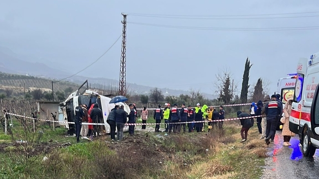Denizli Valiliği memurları taşıyan servis kazasına ilişkin açıklama yaptı
Kazada vefat eden hemşirenin yeni evli olduğu ortaya çıktı