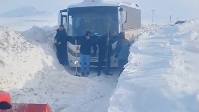 Tipide mahsur kalan midibüstekilerin yardımına köylüler koştu